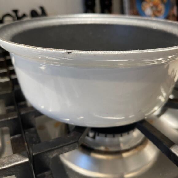 Le Creuset 2 Qt nonstick cast iron saucepan  vintage  white 22 - Picture 4 of 12